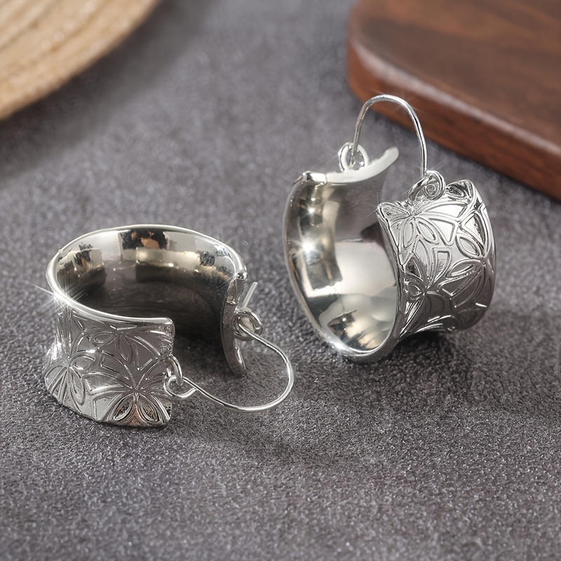 Women's Retro Hand-Carved Flower Design Hoop Earrings, Elegant Style